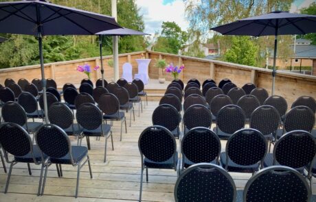 Bestuhlter Außenbereich für eine Trauung im Freien Bestuhlter Außenbereich für eine Trauung im Freien